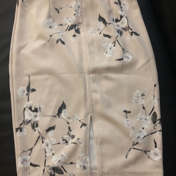 Fitted knee length floral skirt XS - Picture 2 of 2